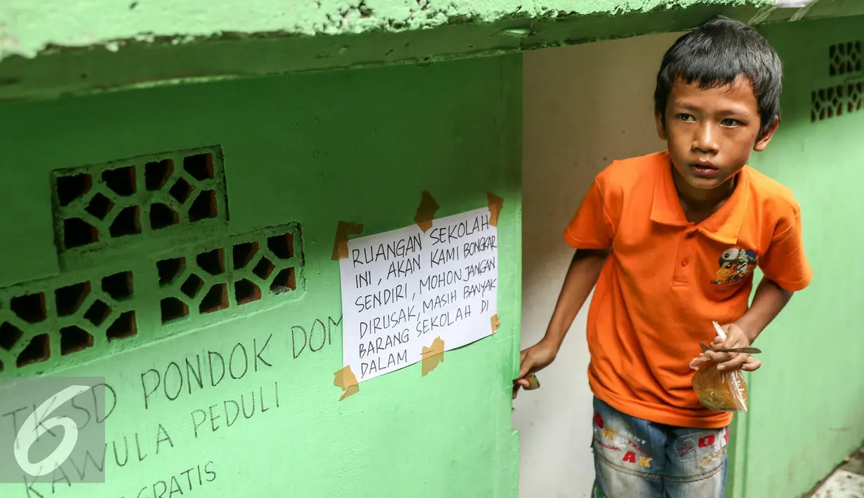 Seorang anak keluar dari ruang Sekolah Domba untuk anak-anak penghuni kolong tol Pluit yang menyisakan sebuah kenangan bagi sejumlah anak-anak yang ingin bisa membaca tulis ditengah kemajuan jaman, Jakarta, Rabu (2/3). (Liputan6.com/Yoppy Renato)
