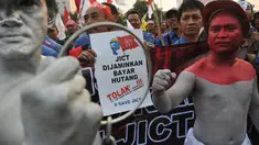 Ratusan pekerja melakukan aksi di depan Istana Merdeka, Jakarta, Rabu (8/7/2015). Mereka menuntut presiden untuk menolak perpanjangan konsesi serta menuntut nasionalisasi aset PT. JICT (Liputan6.com/Faizal Fanani)