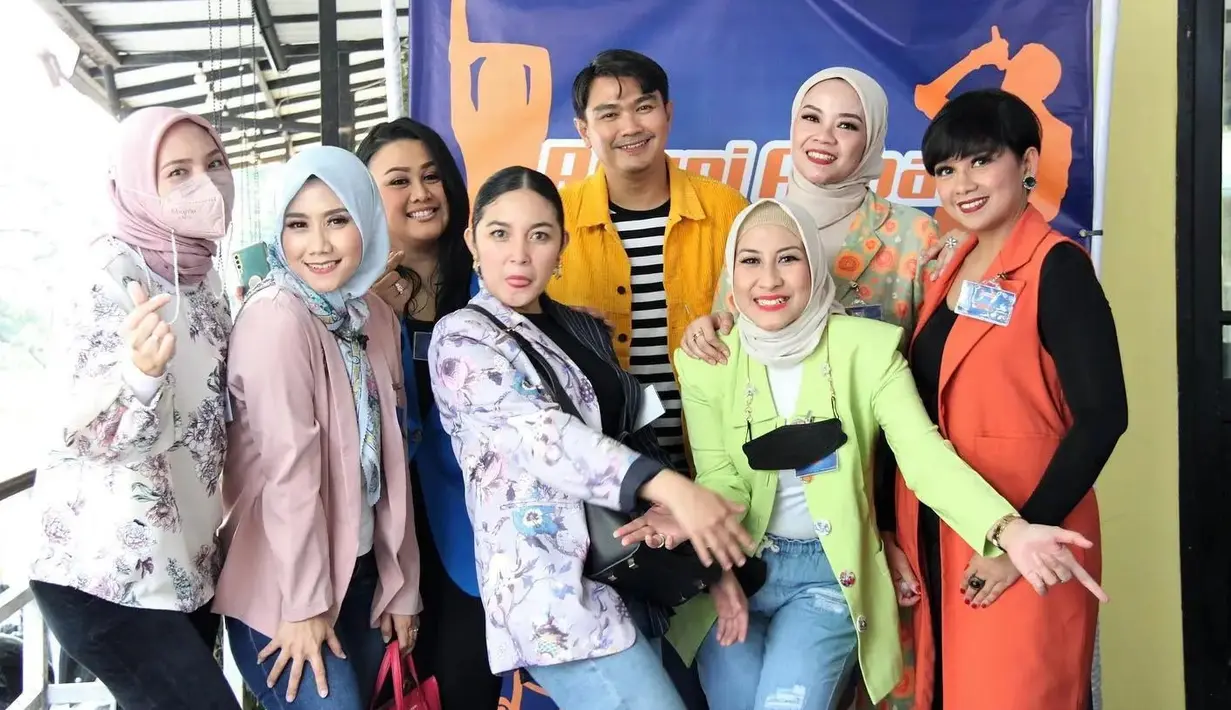 <p>Saat alumni AFI melakukan reuni, Nia AFI terlihat hadir. Dari acara tersebut, terlihat Nia AFI masih berkomunikasi dengan alumni AFI lainnya. (Foto: instagram/niadit_poll)</p>