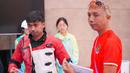 Petembak Indonesia, Muhammad Sejahtera Dwi Putra didampingi ofisial tim saat berlomba di nomor perorangan 10 meter running target putra cabang menembak Asian Games Hangzhou 2022 di Fuyang Yinhu Sports Centre, Hangzhou, China, Senin (25/9/2023). (NOC Indonesia)