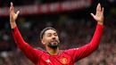 Gol pembuka lahir pada menit keenam melalui Matheus Cunha. Penyerang asal Brasil itu menunjukkan determinasi tinggi dengan memanfaatkan bola muntah dari percobaan pertamanya, sebelum melepaskan tembakan jarak jauh yang menembus kerumunan pemain. (AP Photo/Dave Thompson)