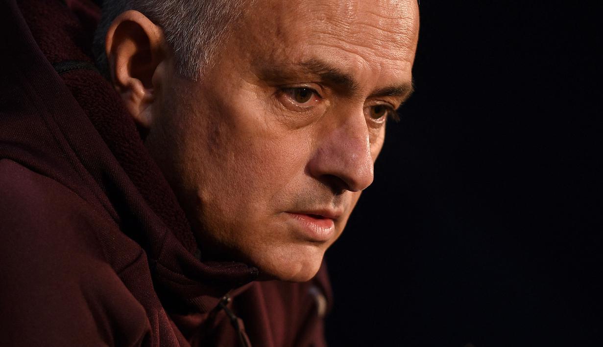 Jose Mourinho merupakan salah satu manajer legendaris yang pernah menukangi klub papan atas Liga Inggris. Ia juga pernah tercatat menjadi manajer tercepat yang mampu kantongi 400 poin dalam 174 pertandingan, sedangkan 100 poin tambahannya dicetak pada laga ke-231. (AFP/Oli Scarff)