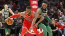 Pemain Boston Celtics, Jaylen Brown (kanan) berebut bola dengan pemain Chicago Bulls, David Nwaba pada lanjutan NBA basketball game di United Center, Chicago, (11/12/2017). Bulls menang 108-85. (AP/Charles Rex Arbogast)