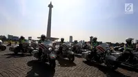 Satuan Polantas mengendarai motor meninggalkan lokasi usai mengikuti apel pasukan operasi Ramadniya 2017 di lapangan silang Monas, Jakarta, Senin (19/6). (Liputan6.com/Johan Tallo)
