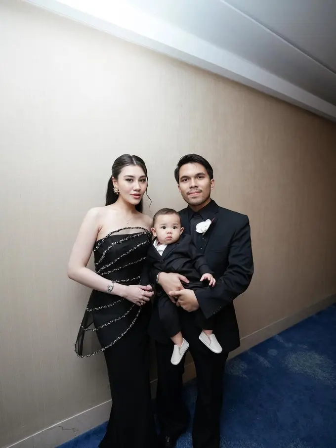 Glam dalam Balutan Hitam, Gaya Kompak Aaliyah Massaid & Thariq Halilintar Bareng Baby Arash di Resepsi Ranggaz-Angie