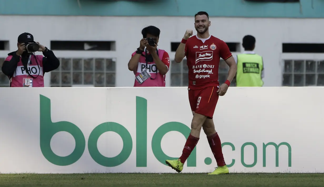 Striker Persija Jakarta, Marko Simic, merayakan gol yang dicetaknya ke gawang Persela Lamongan pada laga Shopee Liga 1 di Stadion Wibawa Mukti, Bekasi, Jumat (15/11). Persija menang 4-3 atas Persela. (Bola.com/Yoppy Renato)