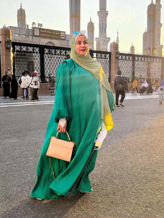 Pakai gamis warna hijau cerah juga tak kalah menarik, padukan dengan pashmina warna hijau mint dan hand bag krem. @tasyiiathasyia.
