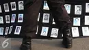 Petugas berjaga saat aksi Kamisan di depan Istana Merdeka, Jakarta, Kamis (8/9). Dalam aksi yang ke-458 tersebut, mereka kembali meminta penyelesaian serta kejelasan kasus pelanggaran HAM di masa lalu. (Liputan6.com/Immanuel Antonius)