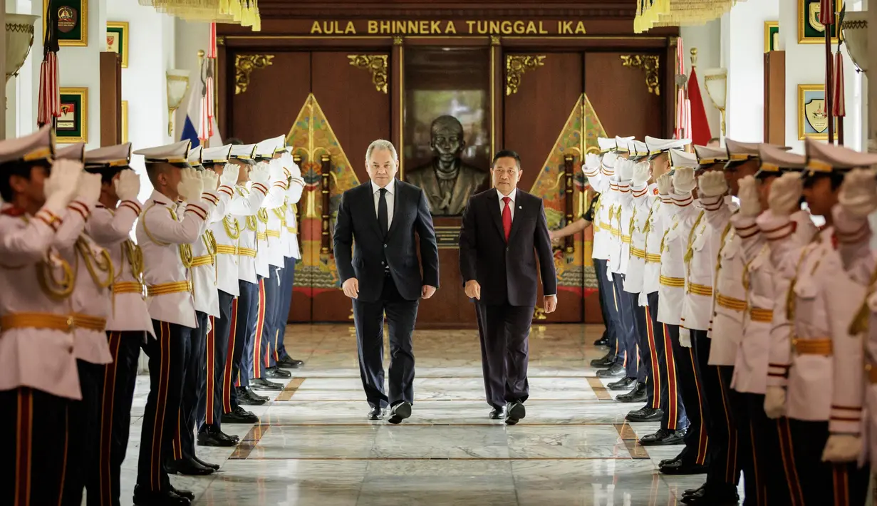Wakil Menteri Pertahanan Indonesia Donny Ermawan Taufanto (kanan) dan Sekretaris Dewan Keamanan Rusia Sergei Shoigu berjalan bersama di Kementerian Pertahanan Republik Indonesia, Jakarta, Selasa 25 Februari 2025. (Yasuyoshi Chiba/AFP)