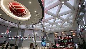 Melansir data RTI, pukul 09.38 WIB, IHSG bergerak di posisi 5.987 atau turun 522,92 poin (8,03 persen) dibanding penutupan sebelumnya pada level 6.510. (BAY ISMOYO/AFP)