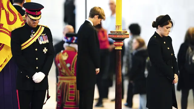 Pangeran Harry Berseragam Militer di Malam Penjagaan Ratu Elizabeth II