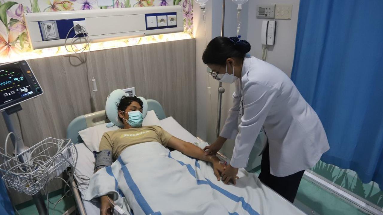 Perawat memeriksa kondisi pasien para ruang perawatan di RSUD Taman Sari, Jakarta Barat, Kamis (17/4/2024). Kementerian Kesehatan mencatat, hingga per minggu ke-15 2024, terdapat 475 orang meninggal karena demam berdarah dengue (DBD).&nbsp;Merdeka.com/Ari