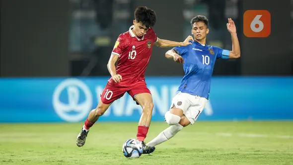 <p>Pemain Timnas Indonesia U-17, Ji Da Bin (kiri) berusaha menendang bola dibayangi pemain Timnas Ekuador U-17, Michael Bermudez pada laga pertama Grup A Piala Dunia U-17 di Stadion Gelora Bung Tomo, Surabaya, Jumat (10/11/2023) malam WIB. (Bola.com/Bagaskara Lazuardi)</p>