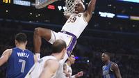 Dwight Howard melakukan dunk saat membantu Lakers mengalahkan Mavericks di lanjutan NBA (AP)