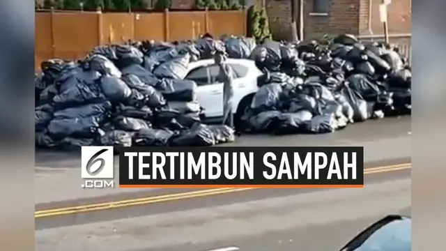 Lantaran parkir sembarangan, sebuah mobil tertimbun kantong sampah. Mobil tersebut terparkir selama semalaman di zona pemuatan sampah sebuah gedung apartemen di New York.