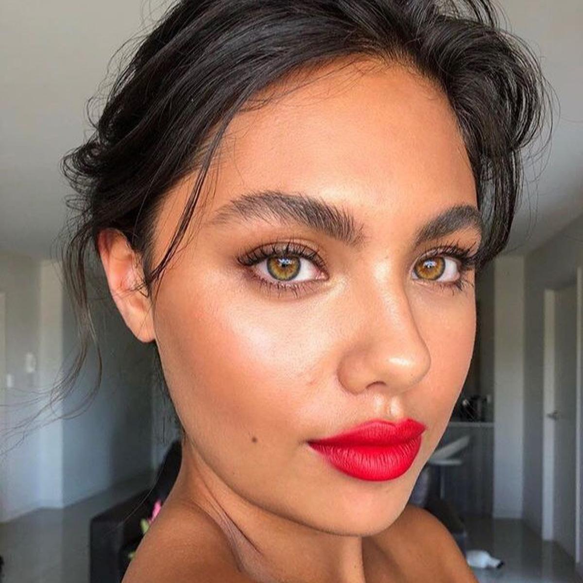 Penggunaan Nude Eyeliner untuk Menutupi Noda dan Bintik Kecil (©Pinterest)