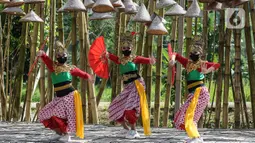 Tarian dan fashion show berlatar belakang alam di Grand Smesco Hills Cisarua, Bogor, Minggu (11/4/2021). Kegiatan Kartini Festival ini untuk mempromosikan campaign perempuan Indonesia berbudaya, berbudi pekerti luhur, dan mencintai produk lokal khas Indonesia. (Liputan6.com/JohanTallo)