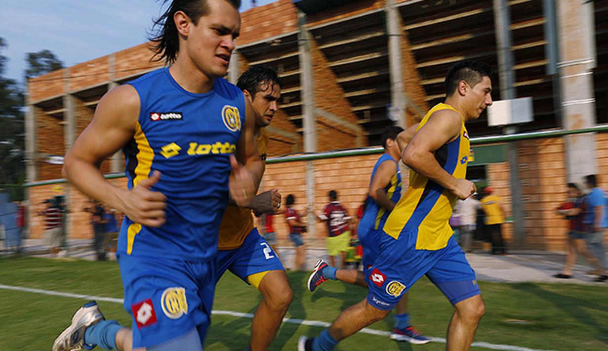  Para pemain Deportivo Capiata melakukan latihan rutin. (AP Photo/Jorge Saenz)