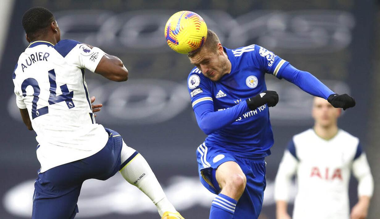Striker Leicester City, Jamie Vardy, melepaskan tandukan kepala saat melawan Tottenham Hotspur pada laga Liga Inggris di London, Minggu (20/12/2020). Leicester menang dengan skor 2-0. (AP/Frank Augstein, Pool)