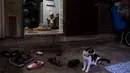 Sebuah keluarga Muslim Thailand berdoa sebelum berbuka puasa di ruang tamu rumah mereka di Bangkok, pada 28 April 2020. Banyak tempat ibadah ditutup guna membendung penyebaran Virus Corona COVID-19 ketika Umat Muslim di seluruh dunia menyambut bulan suci Ramadan. (AP Photo/Gemunu Amarasinghe)