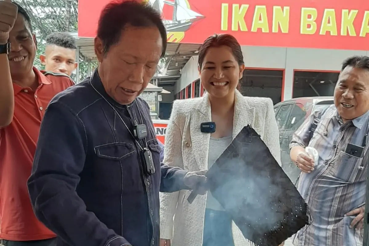 Camel Petir ikut bersantap ikan bakar bersama Mantan Gubernur DKI Jakarta Sutiyoso di sebuah warung pinggir jalan.