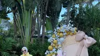 Syahrini Tampil Colorful di Ultah Kedua Baby R, Tenteng Tas Hermes Unik Seharga Rp104 Jutaan