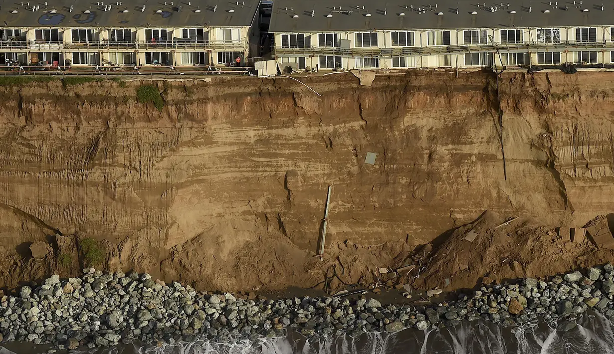 Bangunan apartemen berpenghuni terancam runtuh ke Samudera Pasifik dibaris Esplanade Ave di Pacifica, California, USA (26/1). Tiga Kompleks apartemen dikota ini  telah mengalami erosi akibat badai El Nino menghantam tebing pantai. (REUTERS/Noah Berger)