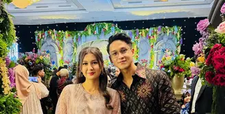 Zoe Abbas Jackson hadir bersama kekasihnya, Antonio Blanco, dengan tampilan yang selaras dan tetap mengusung sentuhan tradisional.  [@zoeabbas]