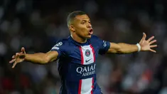 Pemain Paris Saint-Germain (PSG) Kylian Mbappe melakukan selebrasi usai mencetak gol ke gawang Juventus pada pertandingan sepak bola Grup H Liga Champions di Stadion Parc des Princes, Paris, Prancis, 6 September 2022. PSG mengalahkan Juventus dengan skor 2-1. (AP Photo/Thibault Camus)