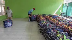 Musim haji 2018 sudah dimulai. Beberap jemaah asal Madura memiliki cara unik dalam memberi tanda koper haji mereka.