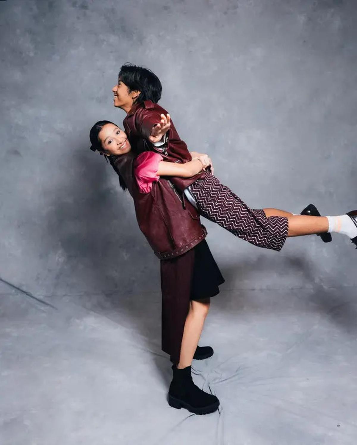 Gaya Unik Foto Keluarga Dwi Sasono dan Widi Mulia, Tampil Hangat dalam Sentuhan Wastra