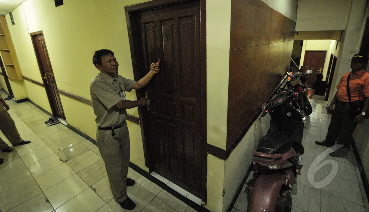 Petugas Satpol PP memeriksa kamar penghuni kos di kawasan Tebet, Jakarta, Selasa (21/4).  Razia kos ini erat kaitannya dengan kasus pembunuhan wanita berprofesi sebagai PSK online, Deudeuh Alfisahrin. (Liputan6.com/Faizal Fanani)