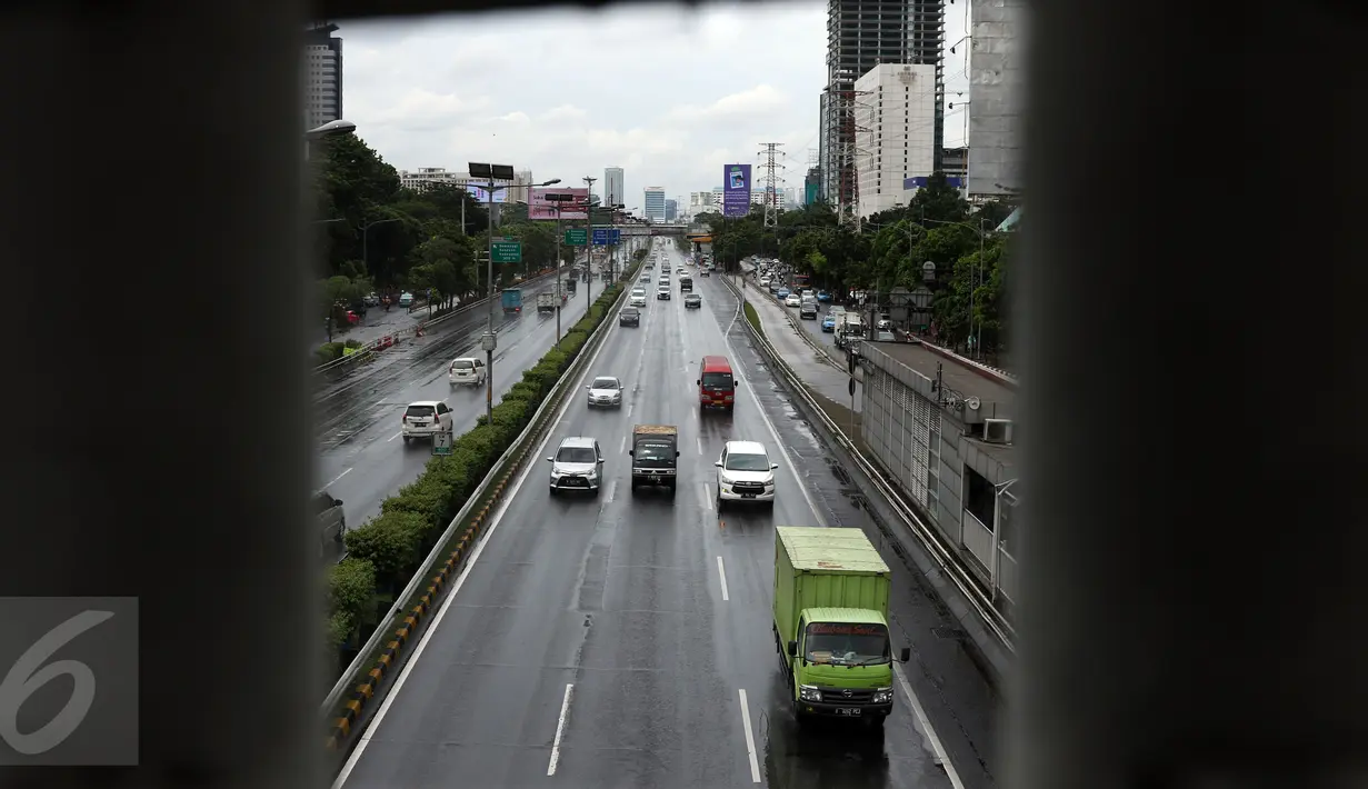 Pengendara melintasi Tol Dalam Kota di kawasan Jalan Gatot Subroto, Jakarta, Jumat (2/12). Terkait aksi super damai 212 yang digelar di kawasan Monas, sejumlah ruas jalan protokol Ibukota terlihat lengang. (Liputan6.com/Helmi Fithriansyah)