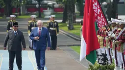 Presiden Prabowo Subianto bersama Presiden Belarusi Alexandr Lukashenko memeriksa pasukan di Istana Merdeka, Jakarta, Kamis (02/07/2026). (AP Photo/Tatan Syuflana)