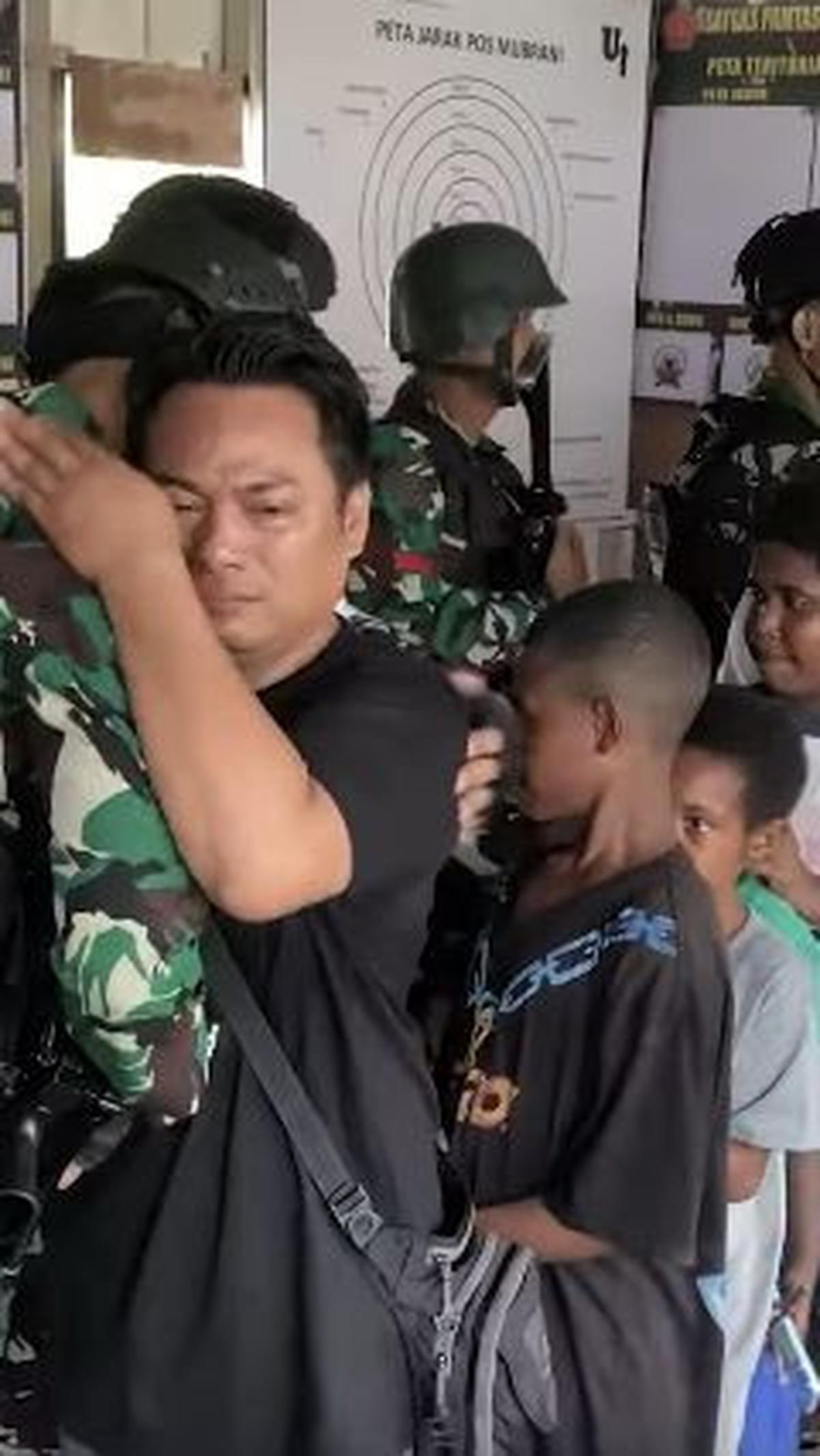 Dengan menangis sesengukan, mereka menyalami satu per satu prajurit sebagai tanda terima kasih. <br>