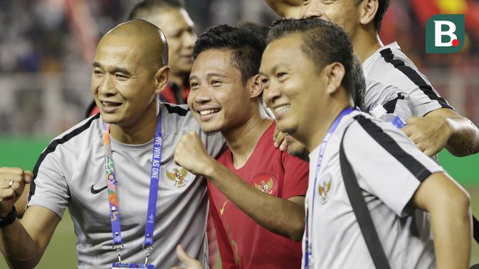 Gelandang Timnas Indonesia U-22, Evan Dimas, bersama official merayakan kemenangan atas Myanmar U-22 pada semifinal SEA Games 2019 di Stadion Rizal Memorial, Manila, Sabtu (7/12). Indonesia menang 4-2 atas Myanmar. (Bola.com/M Iqbal Ichsan)