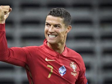 Penyerang Portugal, Cristiano Ronaldo,  merayakan gol yang dicetaknya ke gawang Swedia pada laga UEFA Nations League di Stadion Friends Arena, Rabu (9/9/2020) dini hari WIB. Portugal menang 2-0 atas Swedia. (AFP/Janerik Henriksson/TT News Agency)