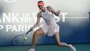 Petenis asal Rusia, Maria Sharapova berusaha mengembalikan bola petenis asal AS, Jennifer Brady pada Bank of the West Classic di Stanford, California (31/7). (AFP Photo/Lachlan Cunningham)