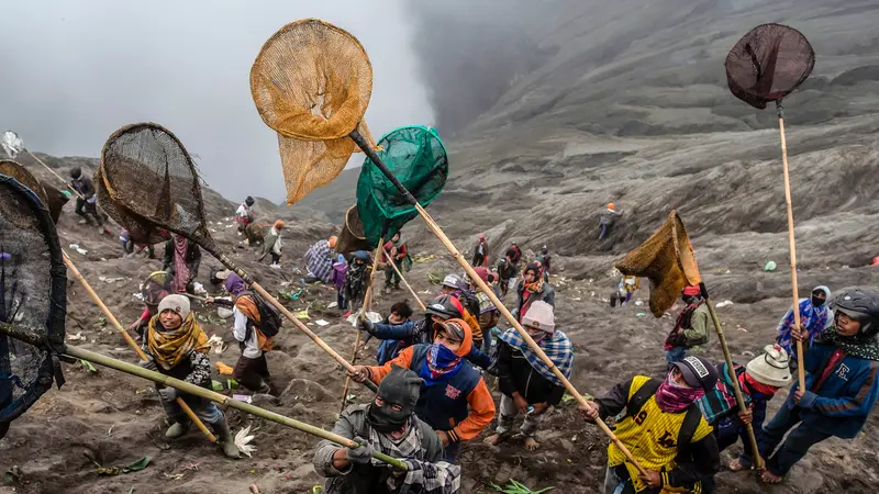 Yadnya Kasada, Ritual Melarung Sajen ke Kawah Gunung Bromo