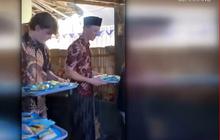 Curi Perhatian, Dua Bule Asal Swiss Ini Ikut Antar Makanan saat Tradisi Sinoman