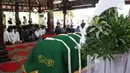 Sejumlah orang melayat Ibunda Susilo Bambang Yudhoyono (SBY), Siti Habibah, di pendopo Puri Cikeas, Bogor, Jawa Barat, Sabtu (31/8/2019) Ibunda SBY meninggal pada Jumat (30/8) di RS Mitra Keluarga Cibubur dan akan dimakamkan pada Sabtu ini di TPU Tanah Kusir. (Liputan6.com/Herman Zakharia)