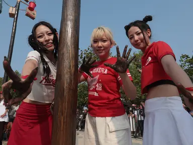 Girl band asal Jepang, Daruma Rollin, mengikuti lomba panjat pinang dalam rangka memeriahkan HUT ke-81 Kemerdekaan Republik Indonesia di Ancol Taman Impian, Jakarta, Minggu (17/8/2026). Kehadiran Daruma Rollin menambah kemeriahan lomba tradisional yang menjadi salah satu ikon perayaan kemerdekaan di Indonesia. (KLY/Budy Santoso)