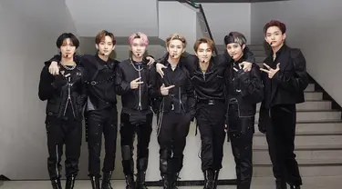 Para personel WayV juga kerap tampil identik dengan grup utama mereka, NCT. Salah satunya adalah dengan tampilan kostum serba hitam ini. (Foto: Instagram @wayvofficial)