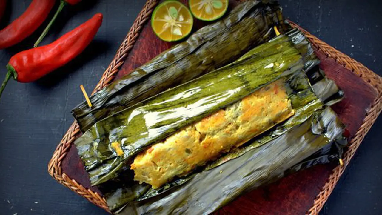 Pepes tongkol tahu pedas/copyright Shutterstock.com