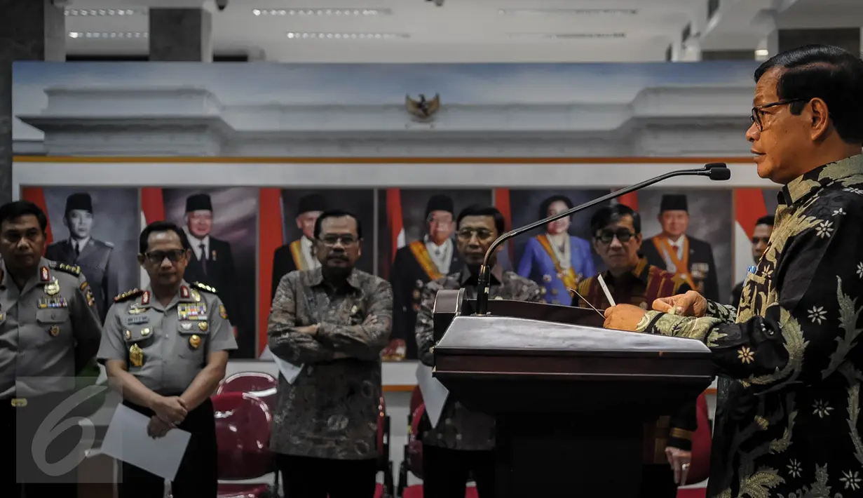 Sekretaris Kabinet Pramono Anung  memberikan keterangan dalam mengumumkan Satgas Saber Pungli di Kantor Presiden Komplek Istana Kepresidenan, Jakarta, Jumat (21/10). (Liputan6.com/Faizal Fanani)