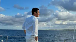 Siwon menikmati laut biru sambil tersenyum. Bali sepertinya menjadi salah satu destinasi yang berkesan baginya. (Foto: Instagram/ siwonchoi)