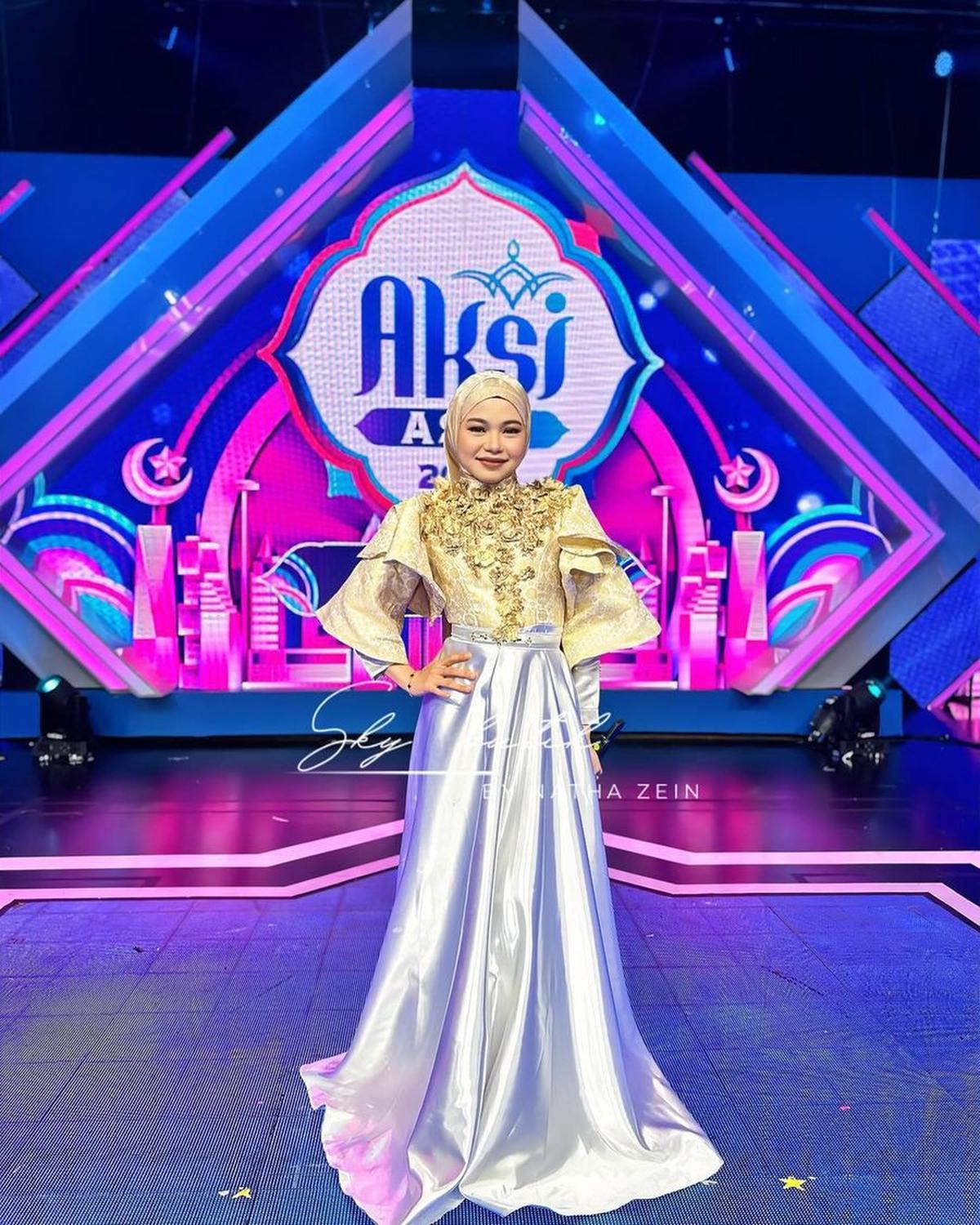Di bulan Ramadan kemarin, Rara tampil dengan busana muslim bernuansa emas dan silver.
