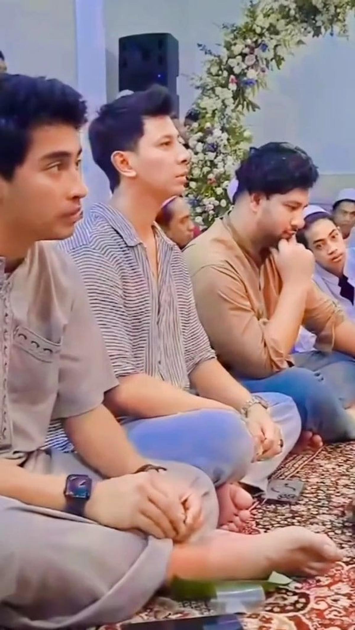 Dalam kesempatan tersebut, Ammar Zoni mengikuti kajian bersama teman artis lainnya dengan penuh khidmat.