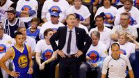Pelatih  Warriors, Steve Kerr hanya menatap papan skor saat laga melawan OKC Thunder pada Final Wilayah Barat NBA Playoffs 2016 di Chesapeake Energy Arena, Oklahoma, (24/5/2016). OKC menang 118-94. (J Pat Carter/Getty Images/AFP)