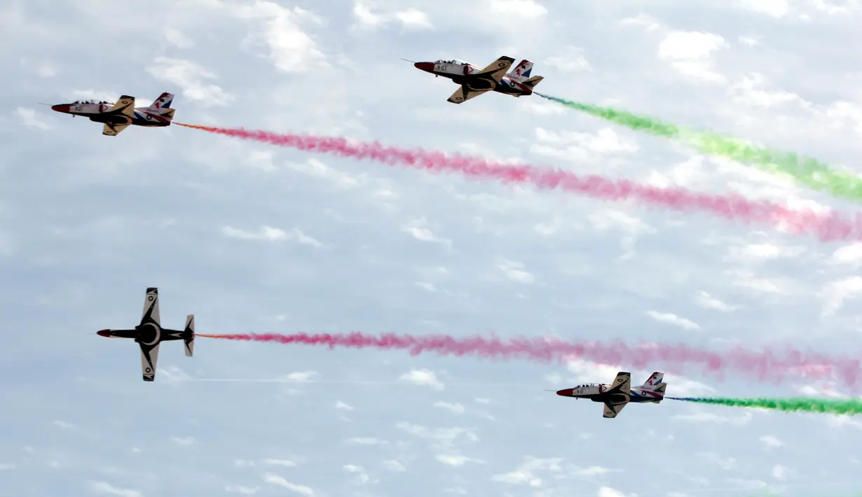 Sejumlah pesawat jet milik Pakistan unjuk kemampuan di pameran dirgantara yang diselenggarakan oleh Angkatan Udara Pakistan di kota pelabuhan Karachi, Pakistan selatan, pada 27 Februari 2020. (Xinhua/Str)